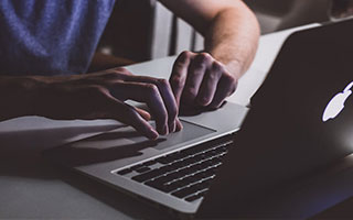 雷蛇新款桌面全息 AI 助手亮相：承诺只提供帮助，绝不评头论足