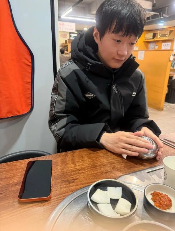 AL分享队员日常：香克斯结账请我们吃了米肠汤