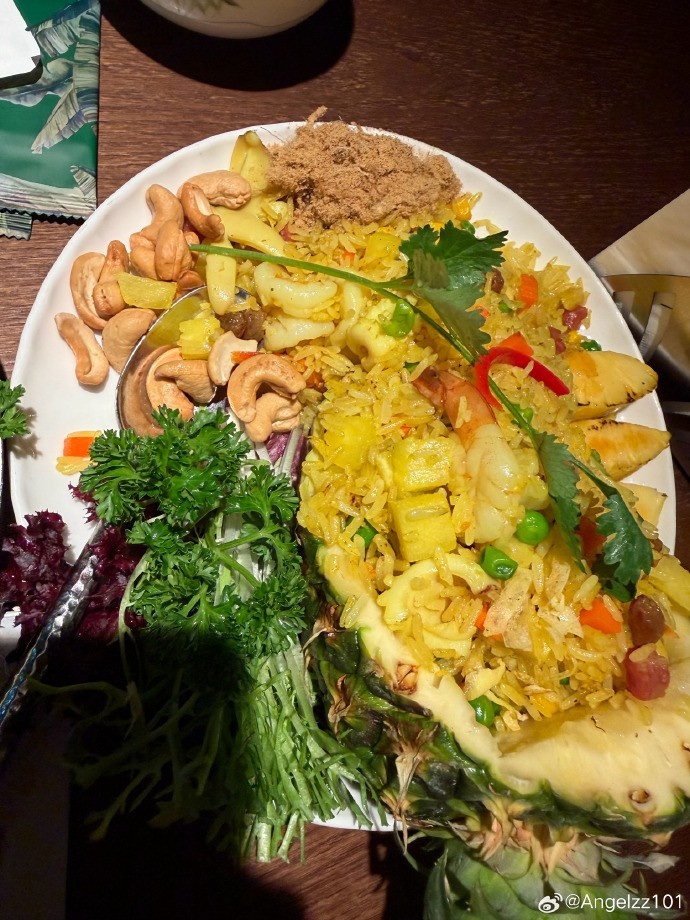 Angel赛后晒聚餐图：大家冬至快乐！德杯三连胜了来吃个泰料